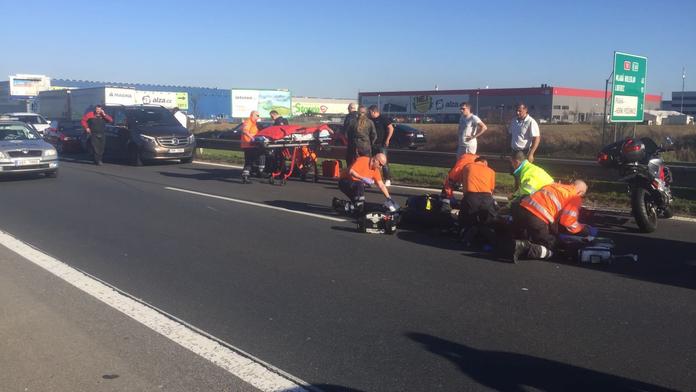 U Prahy se srazil kamion s motorkářem. Ten na místě zemřel