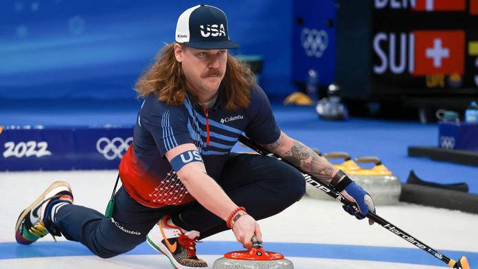 To není rocková hvězda, ale americký curler. Proč si nechává narůst hřívu?