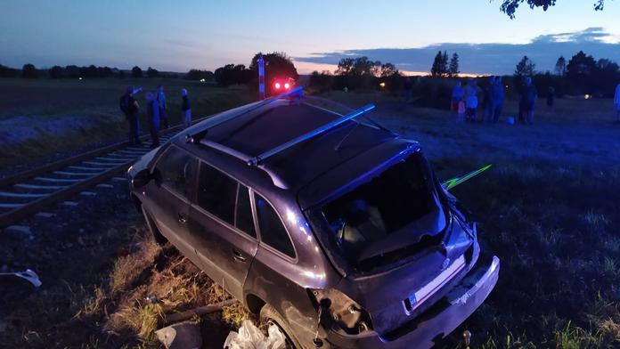 Vlak smetl auto na přejezdu, řidič se spolujezdcem zázrakem přežili