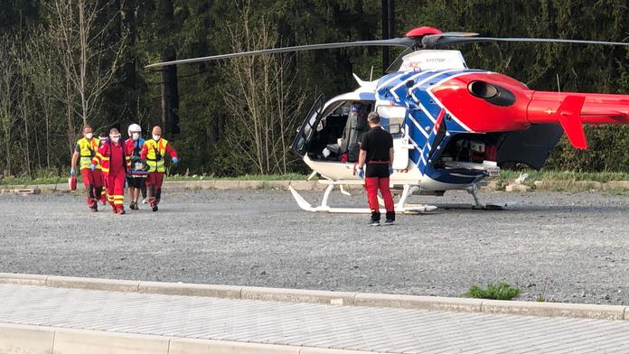 Cyklisté se srazili, další spadli z kola. Záchranáři jich ošetřili desítky