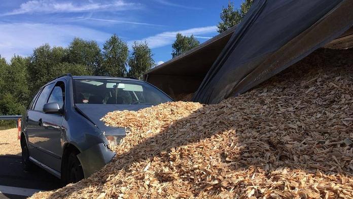 Kamion se převrátil na dálnici. Do nákladu pilin najela další auta