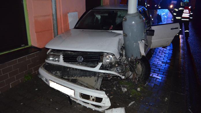 MLADÝ ŘIDIČ nezvládl ve velké rychlosti své auto, porazil sloup!