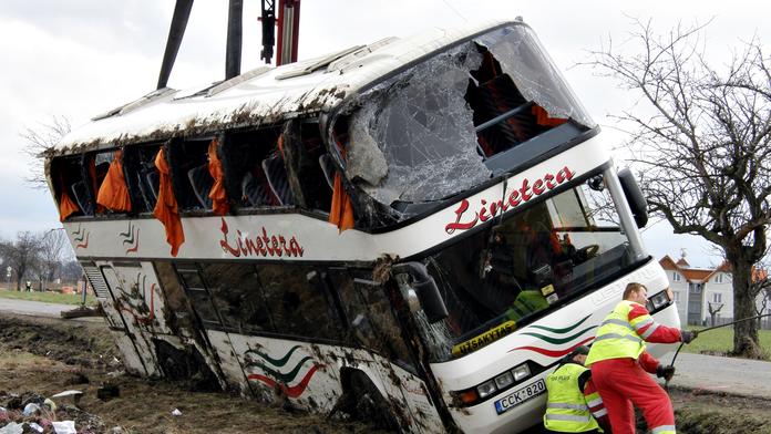 Další havárie autobusu plného dětí! 16 malých sportovců se zranilo