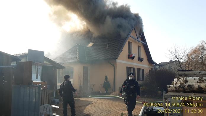 Střecha domu zmizela v dýmu! K požáru vyjelo 12 hasičských jednotek