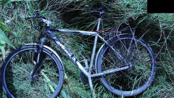 Řidič náklaďáku srazil cyklistu a ujel! Zemřel bez pomoci v příkopu