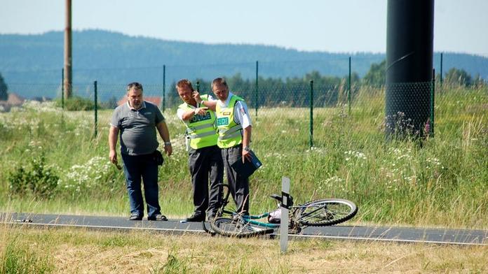 Cyklistka v bezvědomí ležela v příkopu! SRAZIL JÍ NĚKDO?