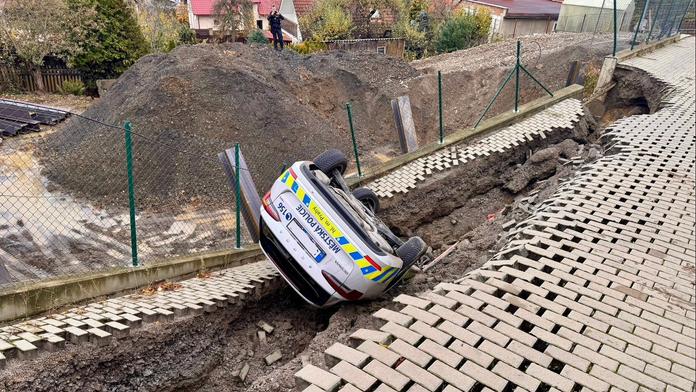Dramatický sesuv půdy v Praze: Auto městské policie skončilo na střeše