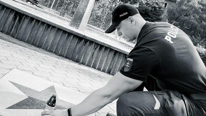 Policista zapálil svíčku za Patejdla u Fontány pro Zuzanu. Všechny tím dojal