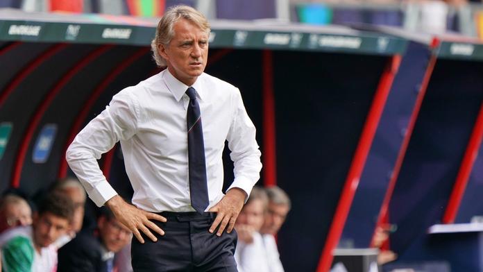 Hádal se s fanoušky a odešel před koncem zápasu. Mancini je bez práce