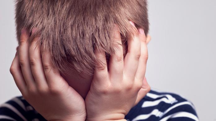 Polili tříleté dítě kyselinou, má popálený obličej a ruce