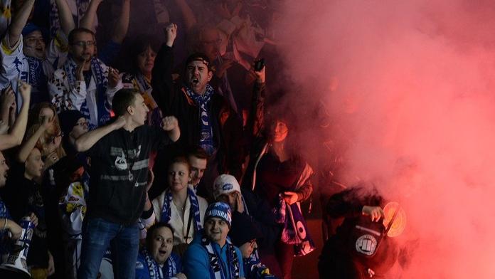 Zraněný hasič, přes 10 zatčených! Fans Komety plenili Pardubice