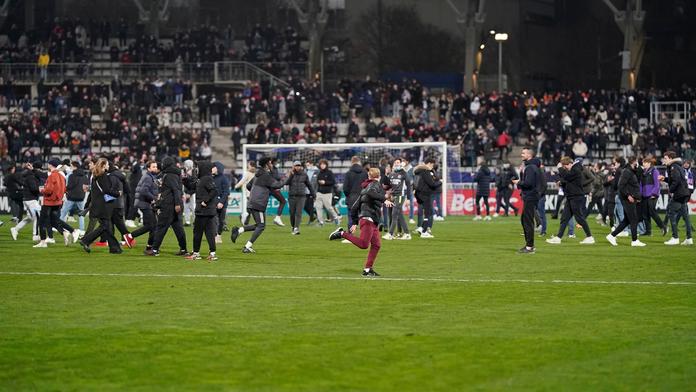 Chuligáni o poločase rozpoutali peklo, diváci utekli na hřiště, zápas se nedohrál