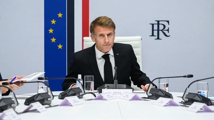 Násilné nepokoje ve Francii: Ministr vnitra podal rezignaci, Macron řekl ne