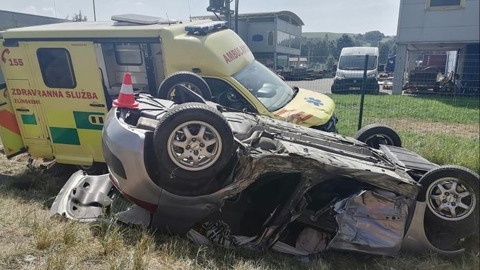 Sanitka převážející pacientku se na Vsetínsku srazila s autem. Pět zraněných