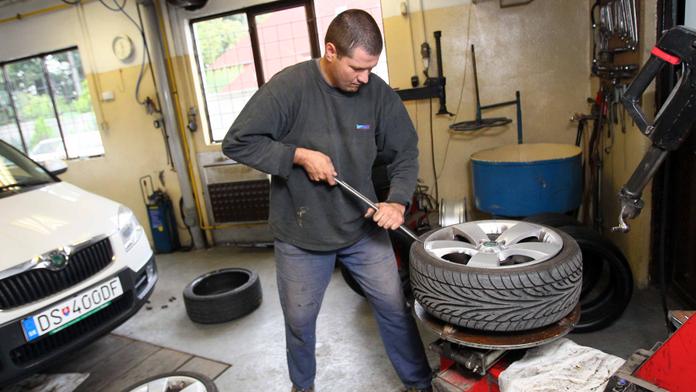 Zase budeme přezouvat: Hledáme nejlevnější autoservis Česka!