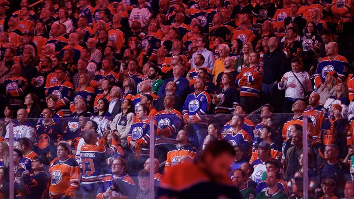 Fanynka Edmontonu se toho nebojí. Gól oslavila obnaženými ňadry