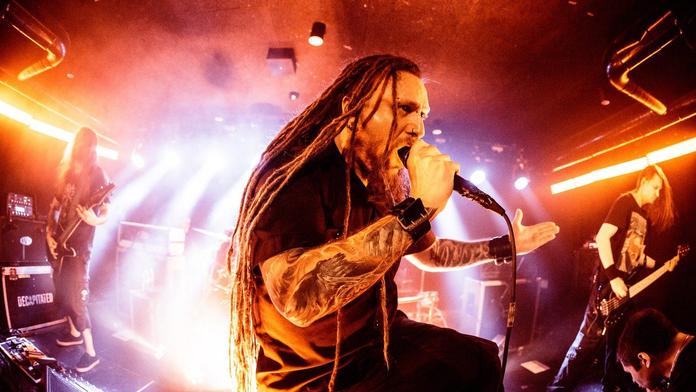 Známá kapela zrušila koncert v Česku. Čelí obvinění ze znásilnění