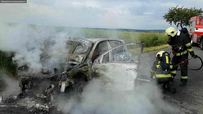 Smůla novomanželů: Cestou ze svatby jim shořelo auto plné darů