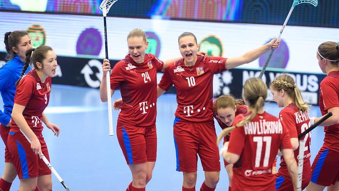 Velké trápení českých florbalistek. Po těžkém boji postupují do semifinále