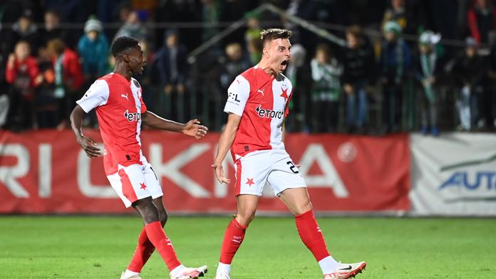 Slavia využila zaváhání Sparty a jde do čela tabulky. Plzeň padla s Karvinou