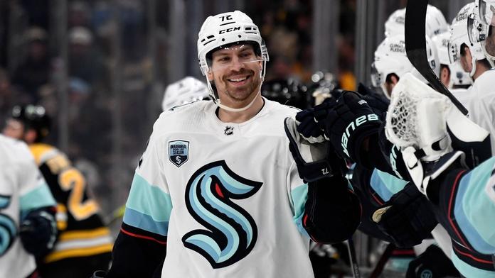 Hráč NHL zachránil skatepark v rodném městě. Za odměnu mu byl vyvěšen dres