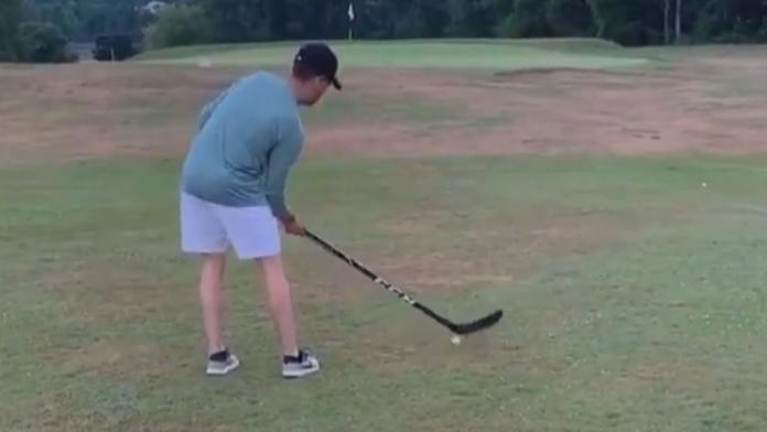 Borec na konec: Hokejový fanda zvládá hrát golf hokejkou