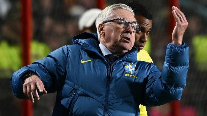 Trenér Brazílie Carlo Ancelotti gestikuluje