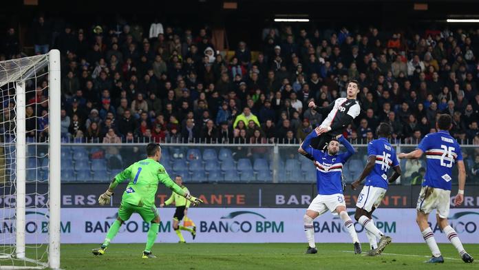 Šílený Ronaldo! Při gólu vyskočil tak vysoko, že by si zlomil nos o břevno