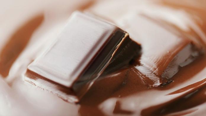Hektolitry čokolády se valily ulicí! Unikla z továrny, uklízeli ji půl dne