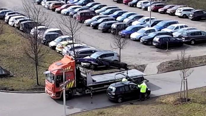 Nemocnici už došla trpělivost s řidiči. Nechává jim odtahovat auta
