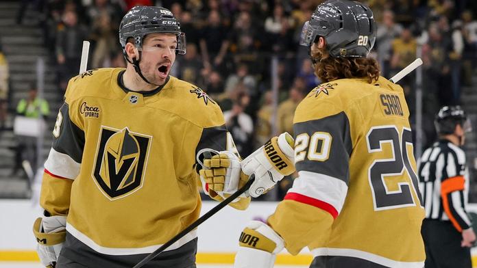 Tomáš Hertl a jeho spoluhráč z Vegas Brandon Saad slaví