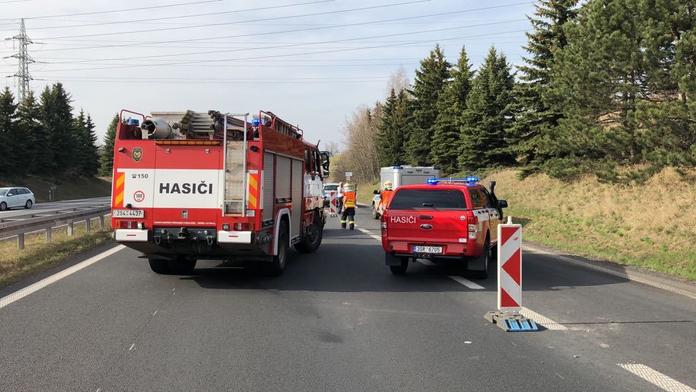 Dálnici D7 zablokovala smrtelná nehoda, zemřela spolujezdkyně