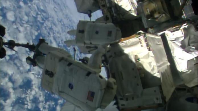 PŘÍMÝ PŘENOS z vesmíru! Astronauti opravují vesmírnou stanici ISS