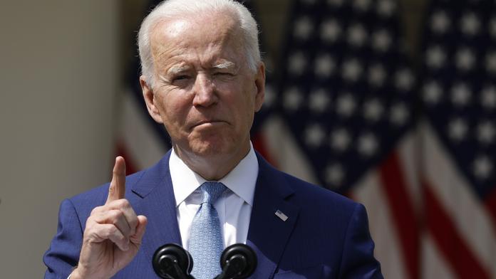 Biden přitvrzuje i láká, nabízí Američanům 100 dolarů za očkování