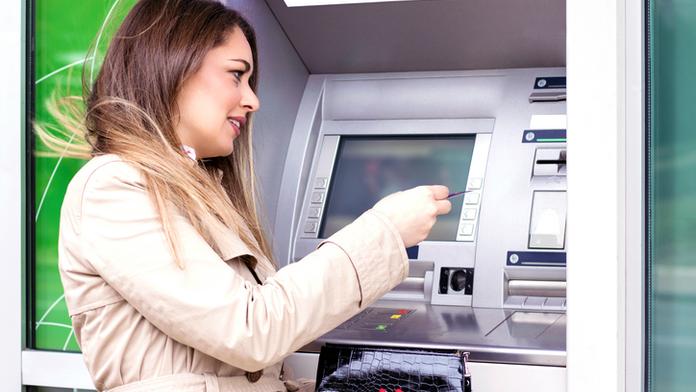 Našli jste v bankomatu cizí peníze? Tohle s nimi udělejte!