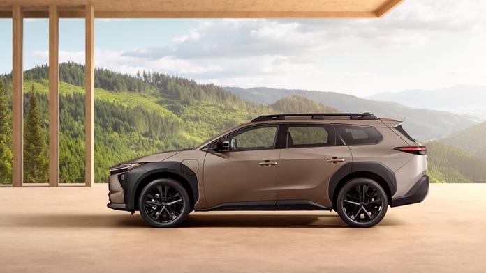 Toyota výrazně zvětšuje své elektrické SUV: Víc výkonu a prostoru pro rodiny