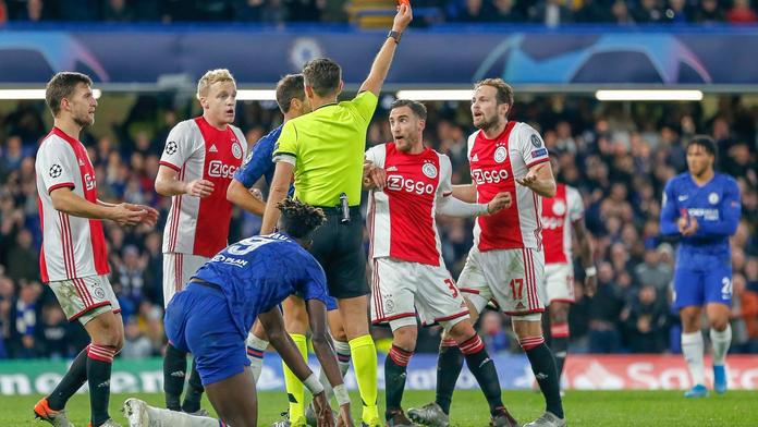 Dvě červené za 5 vteřin a penalta navíc! I proto Ajax na Chelsea nevyhrál