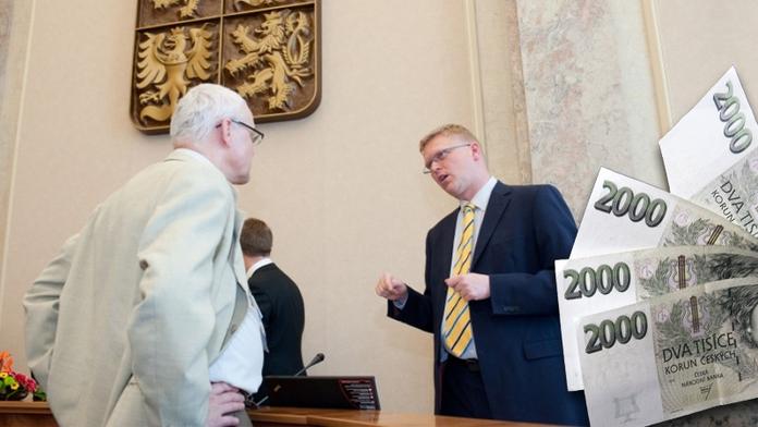 PŘEHLED: Tyto platy a odměny dostávají úředníci na vládě!