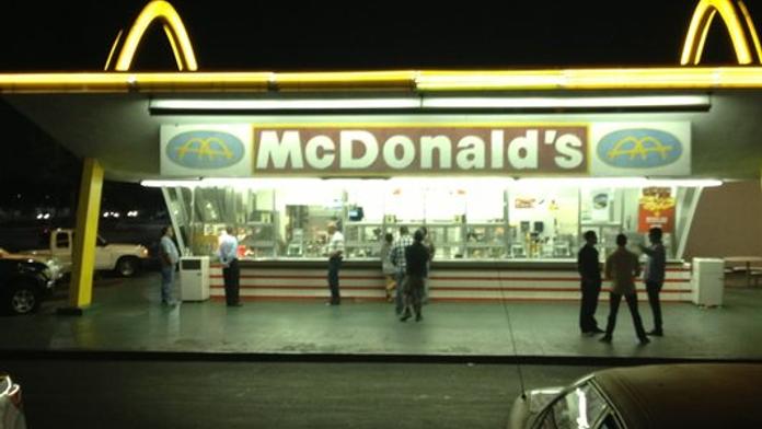 Smolaři lupiči. Přepadli McDonald´s plný elitních vojáků!