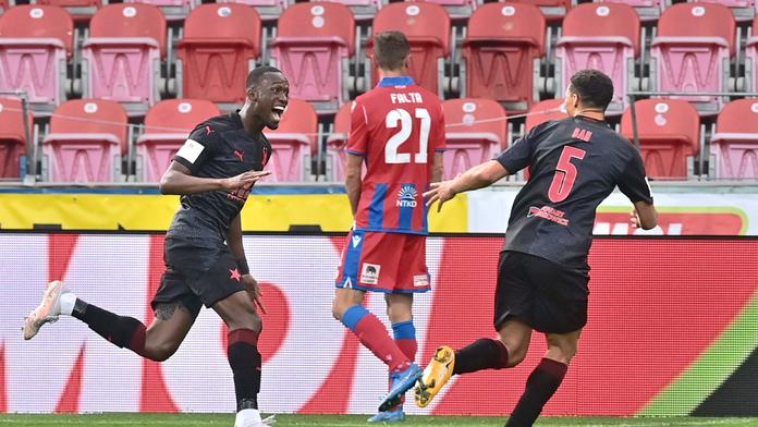 Aktivní Plzeň oslabilo vyloučení, Slavia po lize slaví i zisk poháru