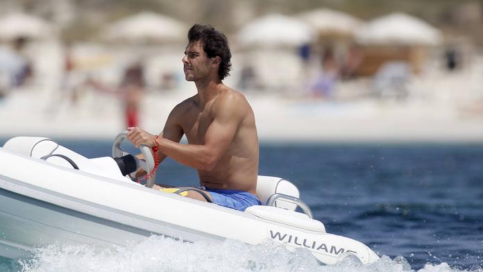Nadal se po prohře mračí, ani sexy milenka ho nerozveselila