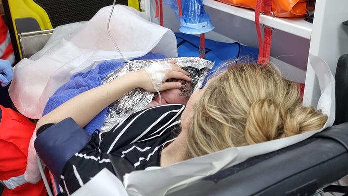Rodiče to do nemocnice nestihli. Malá Tonička se narodila v sanitce