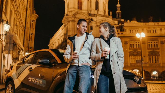 Carsharing používá stále více Čechů. Lidé ale také chodí častěji pěšky