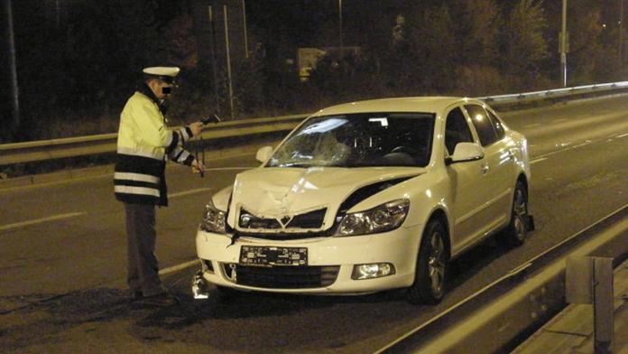 Bezohledný řidič srazil autem chodce a zabil ho, od nehody ujel