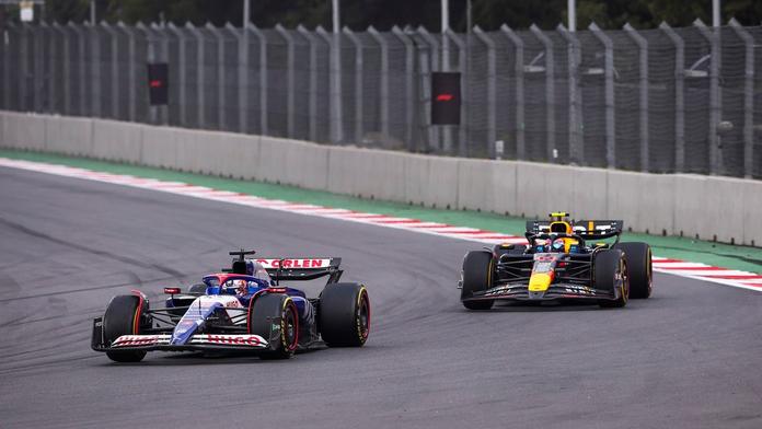 Vulgární gesto v F1. Lawson ukázal Pérezovi vztyčený prostředníček