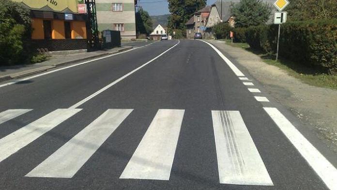 Cyklista srazil a zabil ženu na přechodu. Po měsících ho vypátrala policie