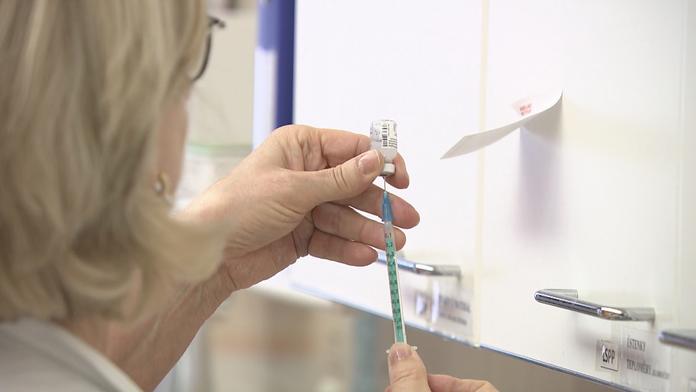 Češi mění názor, téměř polovina se chce nechat očkovat proti covidu