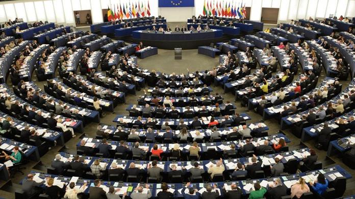 Co dělají čeští politici v Evropském parlamentu? Pilně pracují nebo se flákají?