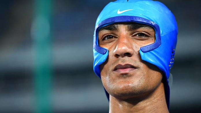 Proč se hvězda olympiády převléká během závodu za superhrdinu?