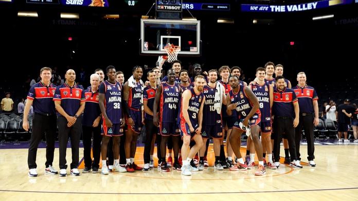 Ostuda loňského finalisty NBA. V přípravě padl s australským týmem